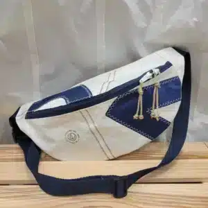 Sac AMBRE – Grand sac banane en voile recyclée – 35×20 cm - blanc et marine