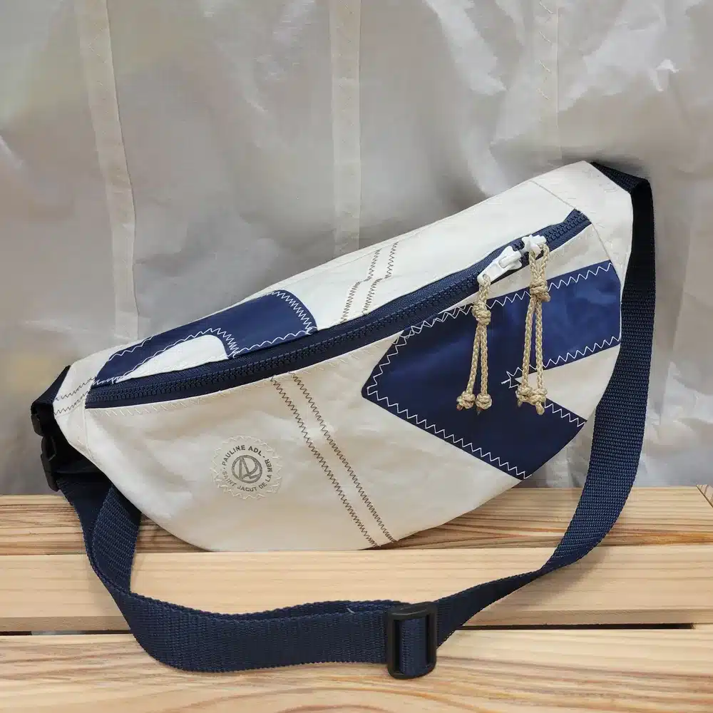 Sac AMBRE – Grand sac banane en voile recyclée – 35×20 cm - blanc et marine