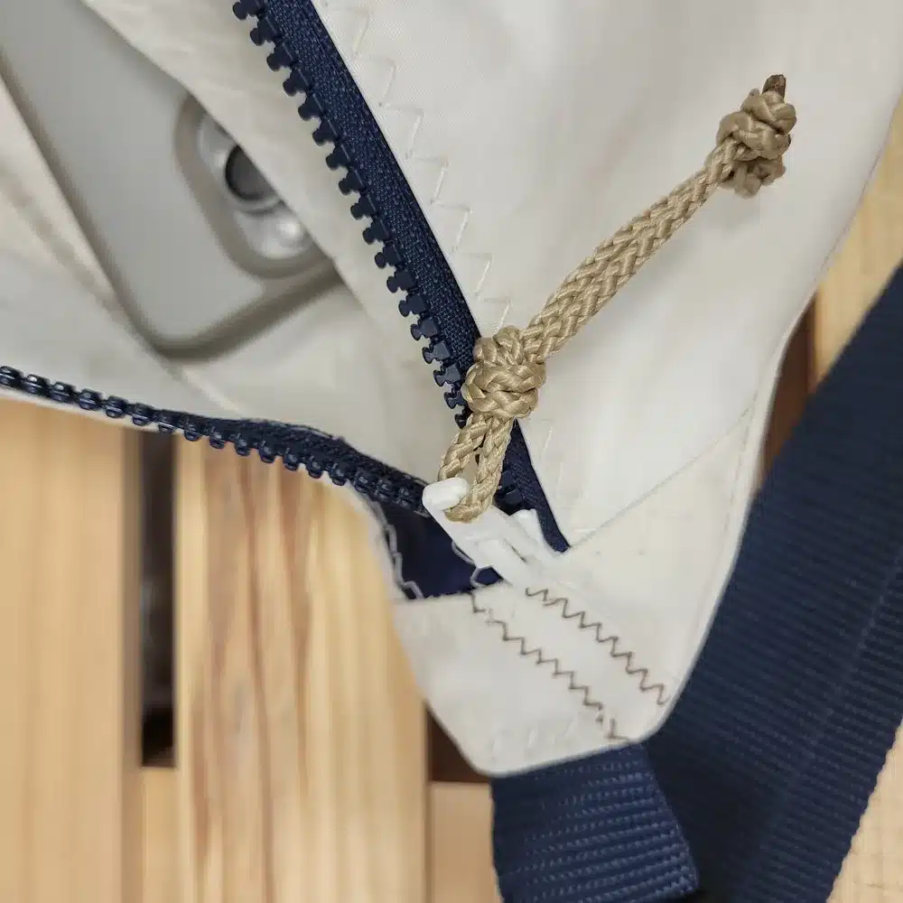 Sac AMBRE – Grand sac banane en voile recyclée – 35×20 cm - blanc et marine – Image 2