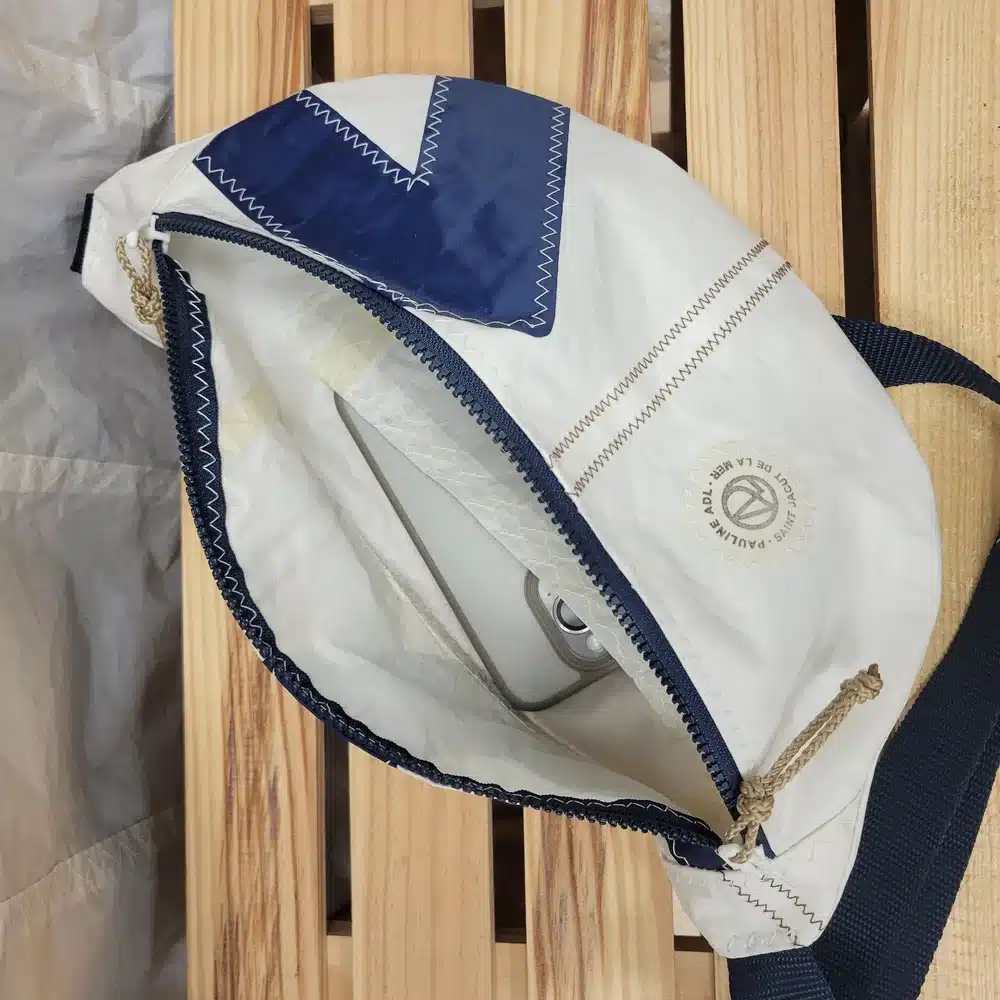 Sac AMBRE – Grand sac banane en voile recyclée – 35×20 cm - blanc et marine – Image 3