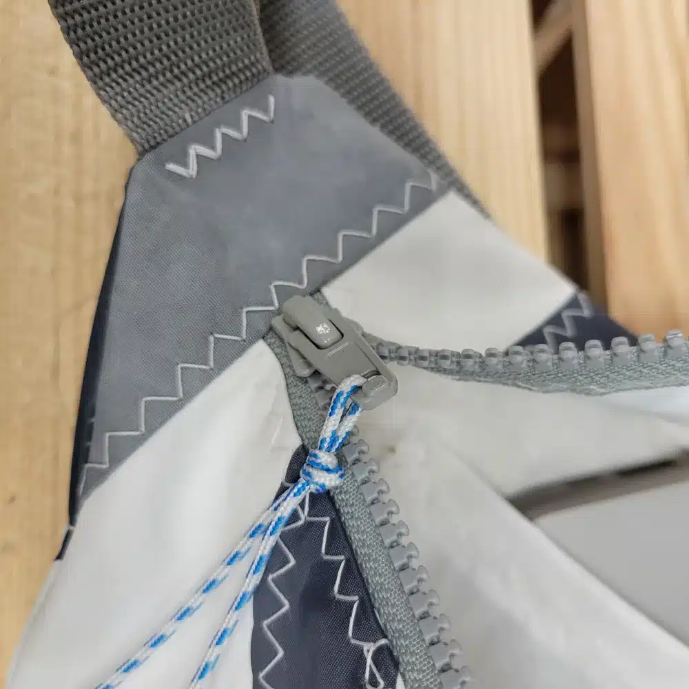 Sac AMBRE – Grand sac banane en voile recyclée – 35×20 cm - gris bleu – Image 2