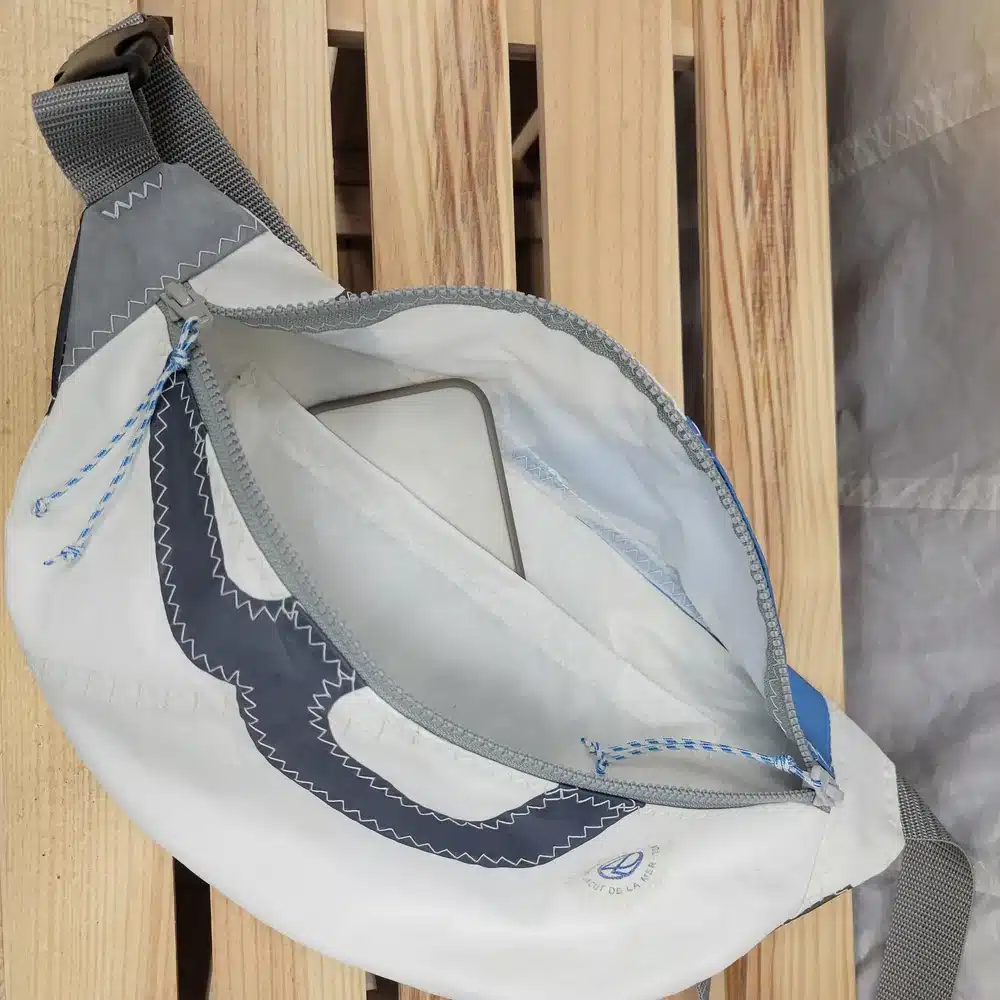 Sac AMBRE – Grand sac banane en voile recyclée – 35×20 cm - gris bleu – Image 3