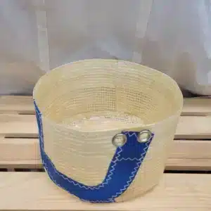 Corbeille en voile recyclée – 18 cm de diamètre. Ecru bleu.