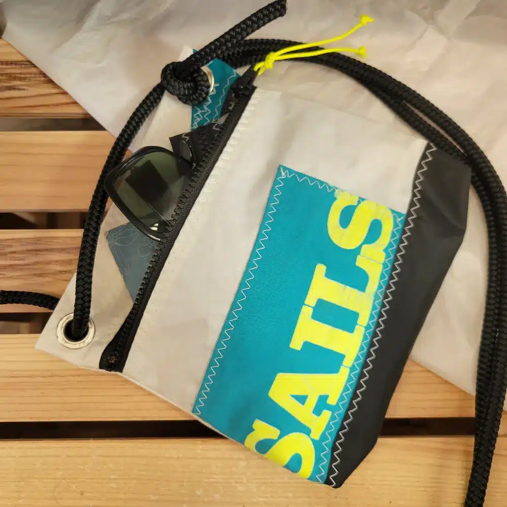 Sac Jeanne en voile recyclée – 22×20 cm – blanc turquoise - Blanc et turquoise (bandoulière) – Image 2
