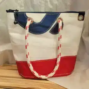 Sac Lucie en voile recyclée – 34×28 cm – blanc marine et rouge (anses)