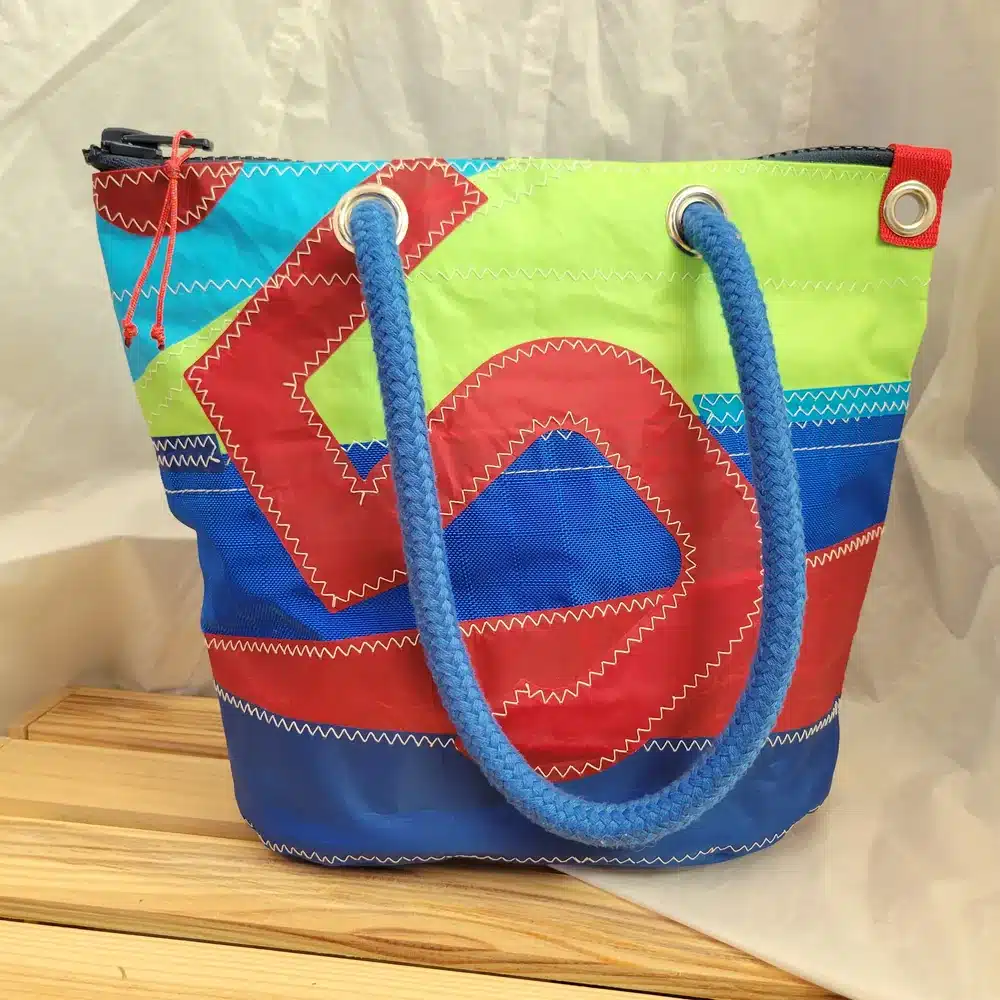 Sac Lucie en voile recyclée – 34×28 cm - vert bleu (anses)