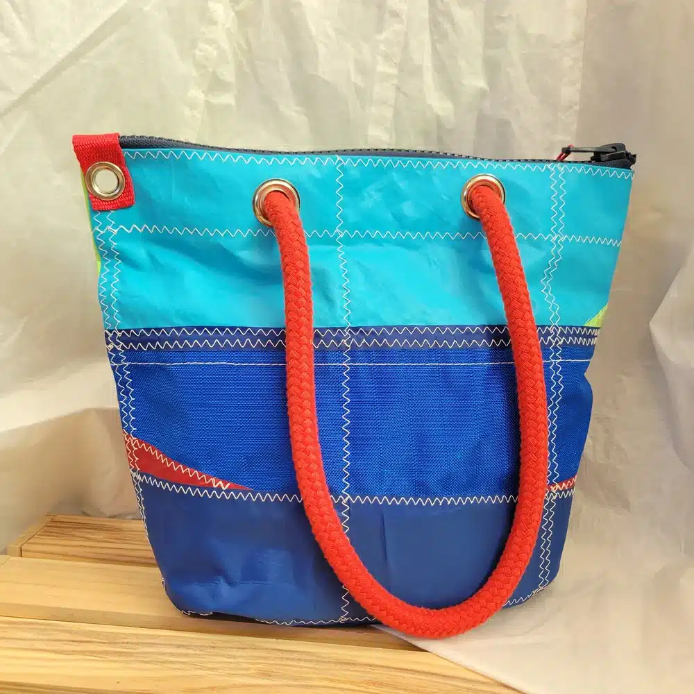 Sac Lucie en voile recyclée – 34×28 cm - vert bleu (anses) – Image 2