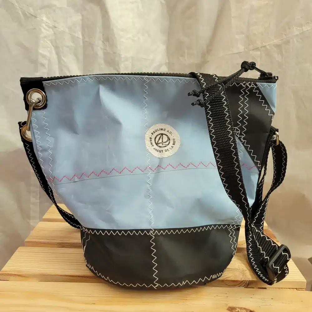 Sac Prévert en voile recyclée – 24×18 cm - Bleu gris Sac Prévert en voile recyclée – 24×18 cm (bandoulière) – Image 2
