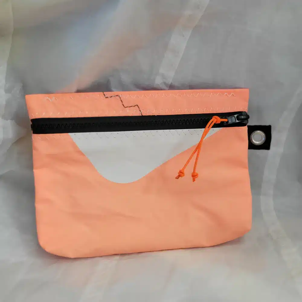 Pochette TI'LOUP en voile recyclée - 21×15 cm – Corail