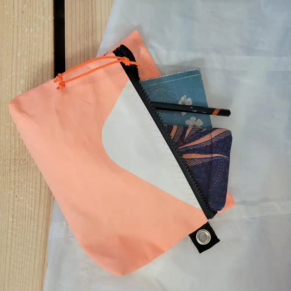 Pochette TI'LOUP en voile recyclée - 21×15 cm – Corail – Image 2