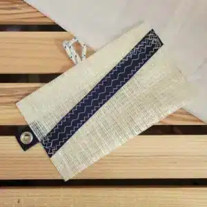 Pochette Velcro en voile recyclée – Format passeport - crème marine